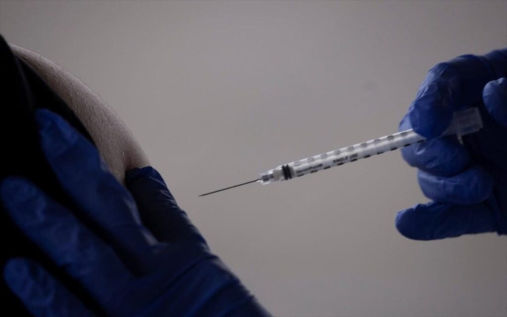 Συνεδριάζει η Εθνική Επιτροπή Εμβολιασμών για τη χορήγηση τρίτης δόσης