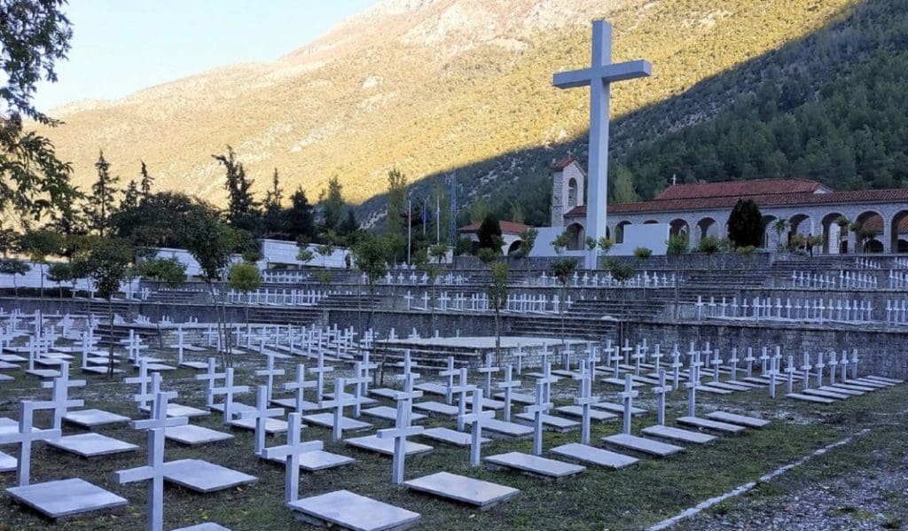 Τελέστηκε η ταφή 32 Ελλήνων πεσόντων κατά τον ελληνοϊταλικό πόλεμο στο στρατιωτικό κοιμητήριο Κλεισούρας