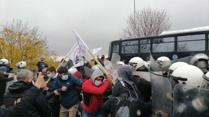 Μητσοτάκης-Κοζάνη: Απρόκλητη επίθεση από την αστυνομία εναντίον διαδηλωτών (βίντεο)
