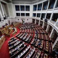 Βουλή: Υπερψηφίστηκε με ψήφους της συμπολίτευσης το ν/σ για τις λαϊκές αγορές