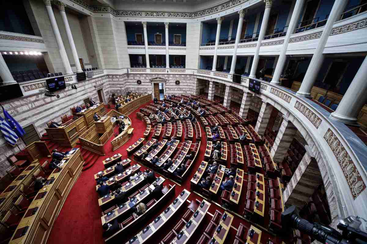 Βουλή: Υπερψηφίστηκε με ψήφους της συμπολίτευσης το ν/σ για τις λαϊκές αγορές