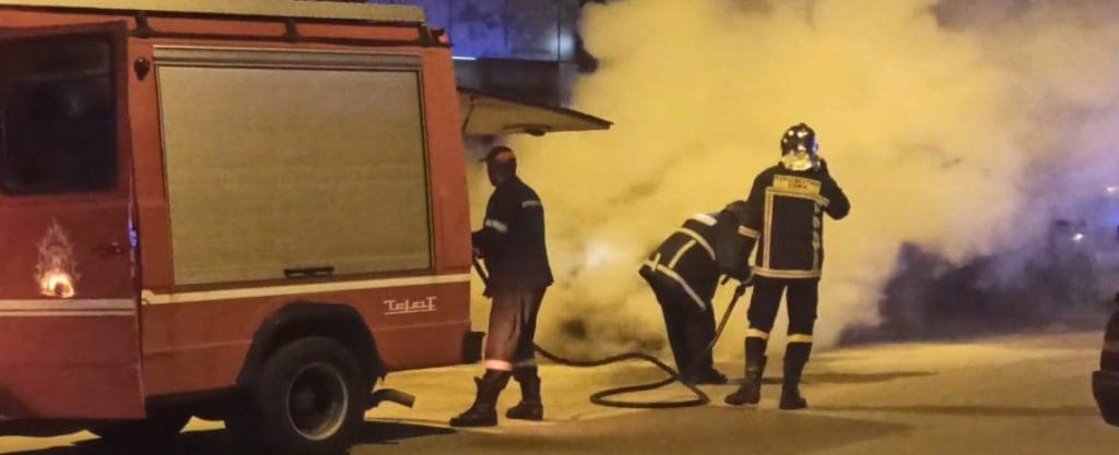 eordaialive.com: Πτολεμαΐδα: Φωτιά σε σταθμευμένο αυτοκίνητο (βίντεο)