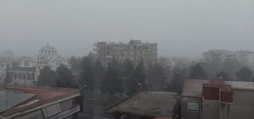 eordaialive.com: Πρώτη επίσκεψη του χιονιού στην Πτολεμαΐδα (βίντεο - ώρα 12:00)