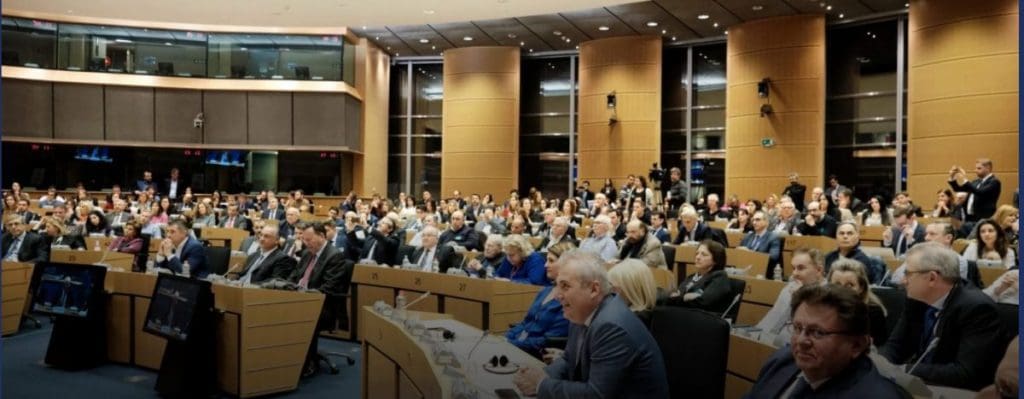 Κατώτατος μισθός: Το Ευρωκοινοβούλιο βάζει τα… γυαλιά στην κυβέρνηση!