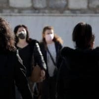 Επιστρέφει η μάσκα παντού; - Eordaialive.com
