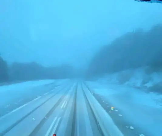 Φλώρινα: Χιονίζει στα ορεινά – Με χειμερινά ελαστικά η κίνηση των οχημάτων