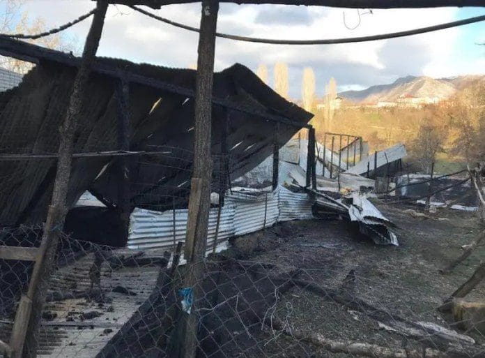 Καστοριά: Φωτιά κατέστρεψε ολοσχερώς κτηνοτροφική μονάδα – Έκκληση για βοήθεια