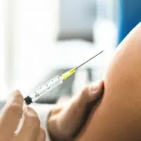 Η Εθνική Επιτροπή Εμβολιασμού ενημερώνει για τις πιθανές παρενέργειες της τρίτης δόσης του εμβολίου