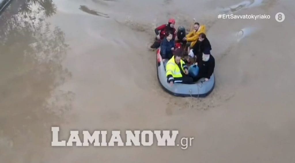 Kακοκαιρία: Απεγκλωβισμός ατόμων στο Κόμμα Λαμίας – Συγκλονιστικές εικόνες μετά τις πλημμύρες (video)