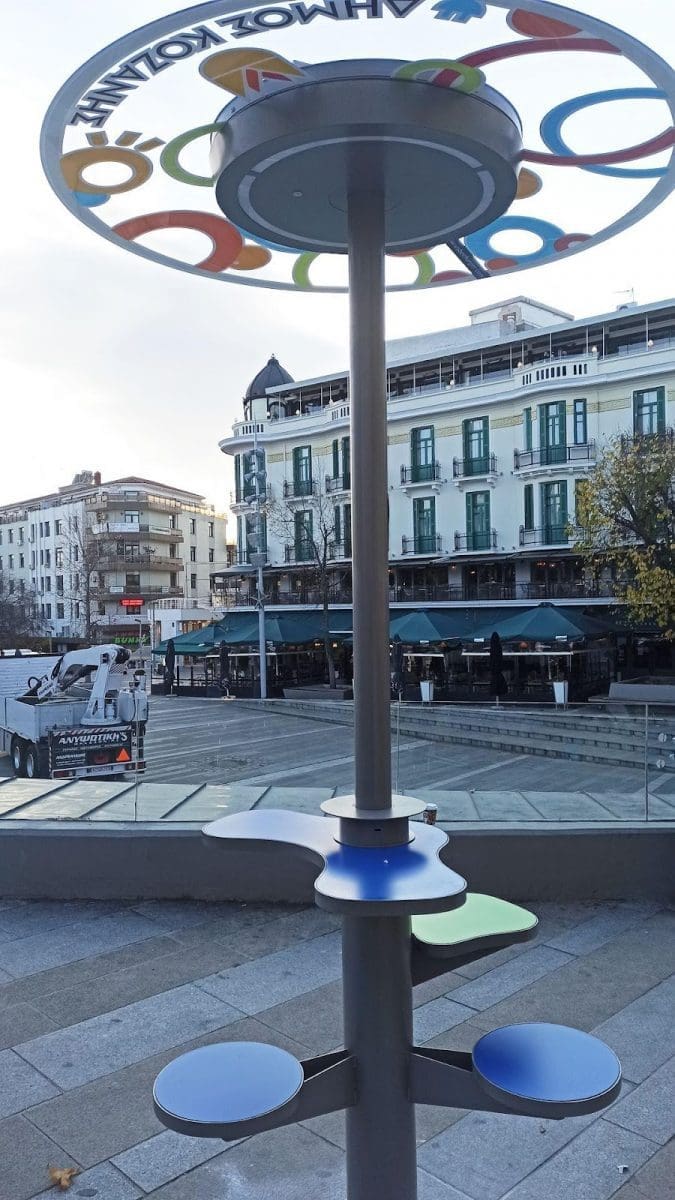Κοζάνη: Ήρθαν τα «έξυπνα» παγκάκια και οι ηλιακοί φορτιστές για τους πολίτες - Eordaialive.com