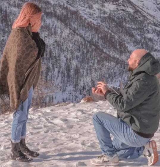 Καστοριά: Της έκανε πρόταση γάμου στην κορυφή των Άλπεων! (φωτογραφίες – βίντεο)