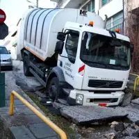 Καστοριά: Λακούβα στο οδόστρωμα “κατάπιε” απορριμματοφόρο