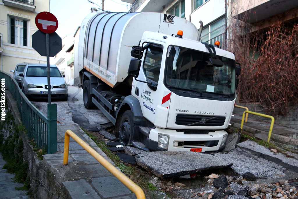 Καστοριά: Λακούβα στο οδόστρωμα “κατάπιε” απορριμματοφόρο