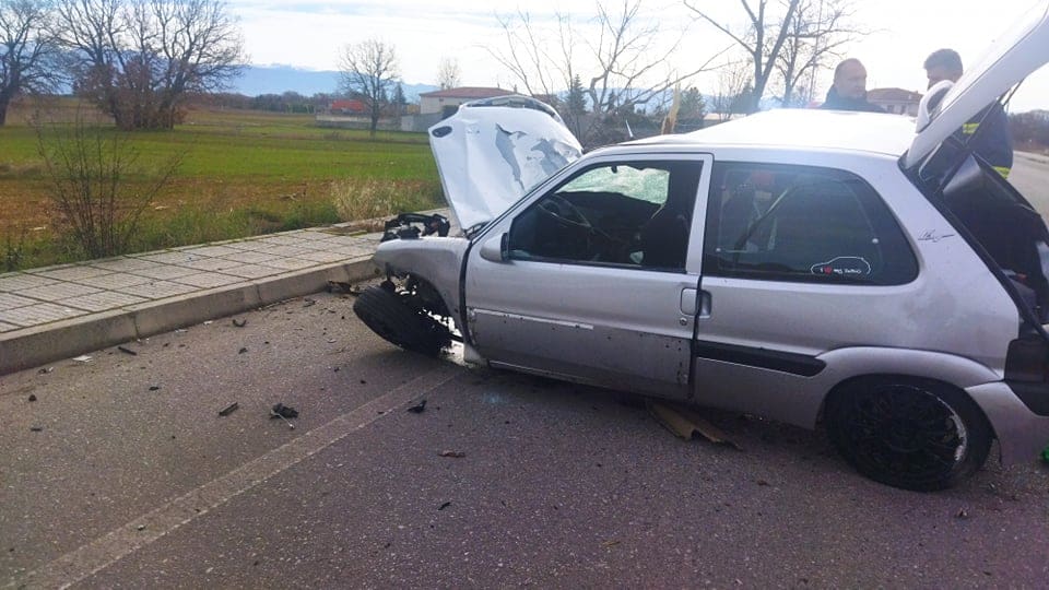 Σοβαρό τροχαίο ατύχημα στο δρόμο Κοζάνης-Κρόκου – ΙΧ έπεσε σε δέντρο-Στο Μαμάτσειο σε κρίσιμη κατάσταση ο 18χρονος οδηγός-Φωτογραφίες