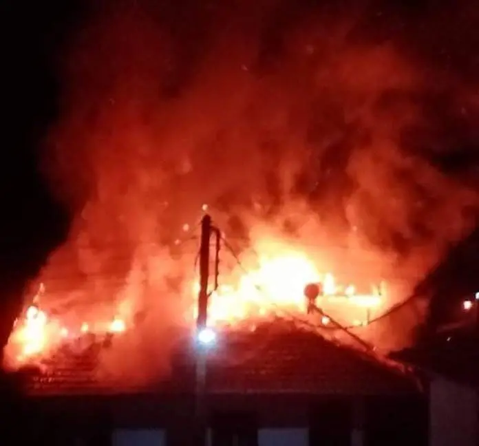 Φωτιά σε στέγη σπιτιού στο Λέχοβο