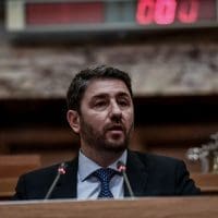 Αμφιβολίες για την αποτελεσματικότητα της παράτασης λειτουργίας των λιγνιτικών μονάδων εξέφρασε ο πρόεδρος του ΠΑΣΟΚ, Νίκος Ανδρουλάκης, κατά τη διάρκεια της καθιερωμένης συνέντευξης Τύπου στην 89η ΔΕΘ, προκαλώντας την άμεση αντίδραση τοπικών παραγόντων της Δυτικής Μακεδονίας. "Μια λιγνιτική μονάδα που δεν λειτουργεί ή υπολειτουργεί είναι πολύ δύσκολο να μπει σε πλήρη εφαρμογή λειτουργίας με θετικό αποτέλεσμα για την ενεργειακή παραγωγή. Όποια συζήτηση πρέπει να γίνει με ειδικούς για το αν μια τέτοια επιλογή θα φέρει αποτελέσματα. Εγώ έχω πολλές αμφιβολίες", δήλωσε χαρακτηριστικά ο κ. Ανδρουλάκης, απαντώντας σε σχετική ερώτηση. Ο πρόεδρος του ΠΑΣΟΚ επέκρινε έντονα τον τρόπο με τον οποίο εξελίσσεται η απολιγνιτοποίηση, τονίζοντας ότι "έχουν εγκληματίσει εις βάρος της Δυτικής Μακεδονίας" και υπογραμμίζοντας πως "η απολιγνιτοποίηση και η πράσινη μετάβαση εξελίσσεται σε business ισχυρών συμφερόντων εις βάρος της Δυτικής Μακεδονίας και της Μεγαλόπολης". Παράλληλα, τάχθηκε κατηγορηματικά εναντίον της καύσης απορριμμάτων, δηλώνοντας: "Λέμε όχι στην ανεξέλεγκτη καύση απορριμμάτων και στις πέντε αυτές περιοχές". Ο κ. Ανδρουλάκης επεσήμανε επίσης την ανάγκη για συστήματα αποθήκευσης ενέργειας, τονίζοντας ότι "δε γίνεται πράσινη μετάβαση χωρίς δίκτυο και αποθήκευση. Χωρίς αποθήκευση πετάμε πολύτιμη φτηνή ενέργεια που παράγεται από ΑΠΕ, γιατί η προηγούμενη και αυτή η κυβέρνηση δεν επένδυσαν στην αποθήκευση". Αναφερόμενος στη δημογραφική κατάρρευση της περιοχής, ο πρόεδρος του ΠΑΣΟΚ τόνισε ότι "η Δυτική Μακεδονία είναι η περιφέρεια με τη μεγαλύτερη δημογραφική αιμορραγία που προκαλείται από την μετανάστευση των νέων", προτείνοντας την εκπόνηση ειδικών σχεδίων τοπικής ανάπτυξης με φορολογικά κίνητρα για τη συγκράτηση του πληθυσμού. Έντονη αντίδραση από τοπικούς παράγοντες Οι δηλώσεις Ανδρουλάκη προκάλεσαν την άμεση αντίδραση του αντιδημάρχου Εορδαίας, Γιάννη Καραβασίλη, ο οποίος με ανάρτησή του στα μέσα κοινωνικής δικτύωσης κάλεσε τον πρόεδρο του ΠΑΣΟΚ να πάρει "σαφή και ξεκάθαρη θέση" για την παράταση της λειτουργίας των λιγνιτικών μονάδων. "ΝΙΚΟ ΑΝΔΡΟΥΛΑΚΗ πρόεδρε του ιστορικού ΠΑΣΟΚ! Πάρε σαφή και ξεκάθαρη θέση για την παράταση της λειτουργίας των σύγχρονων ΛΙΓΝΙΤΙΚΩΝ ΜΟΝΑΔΩΝ και μην πετάς την μπάλα στην κερκίδα, ότι θα το εξετάσουμε κλπ, εάν θέλεις να ΕΙΜΑΣΤΕ ΜΑΖΙ ΣΟΥ!", ανέφερε ο κ. Καραβασίλης. Ο αντιδήμαρχος Εορδαίας επικρότησε μεν τη θέση Ανδρουλάκη για τα εργοστάσια καύσης απορριμμάτων και τα φορολογικά κίνητρα, ωστόσο χαρακτήρισε την τοποθέτησή του για τον λιγνίτη "σε ΑΝΤΙΘΕΣΗ ΜΕ ΤΟ ΑΙΣΘΗΜΑ της κοινωνίας της Δυτικής Μακεδονίας". "Η κοινωνία της Δυτικής Μακεδονίας και ιδιαίτερα οι ενεργειακοί Δήμοι, είμαστε αγανακτισμένοι γιατί η περιοχή μας ΑΙΜΟΡΑΓΕΙ από την έλλειψη ανάπτυξης, από νέες θέσεις εργασίας, από την πτώση του τζίρου των επιχειρήσεων, από τη μετανάστευση των νέων", τόνισε ο κ. Καραβασίλης, καταλήγοντας: "ΑΠΑΙΤΟΥΜΕ ΑΠΟ ΟΛΟΥΣ ΜΑΣ ΚΑΘΑΡΕΣ ΞΕΚΑΘΑΡΕΣ ΘΕΣΕΙΣ ΚΑΙ ΚΟΥΒΕΝΤΕΣ, για το ΜΕΛΛΟΝ ΜΑΣ!"