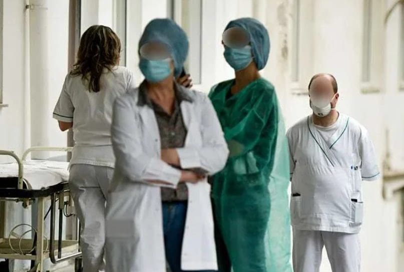 Δίνουν τη χαριστική «βολή» στο ΕΣΥ βγάζοντας σε αναστολή 10.000 υγειονομικούς