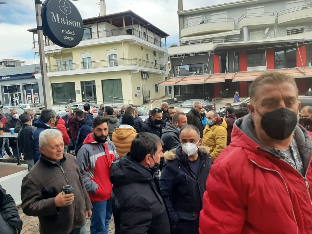 Περισσότεροι από 150 αγρότες της περιοχής Βερμίου Δήμου Εορδαίας στη Διαμαρτυρία αγροτών έξω από τον ΕΛΓΑ Κοζάνης για τις αποζημιώσεις από τον παγετό