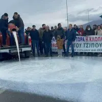 Παραγωγοί απέκλεισαν την Εθνική Οδό Λάρισας - Κοζάνης: Έχυσαν γάλα, πέταξαν άχυρα