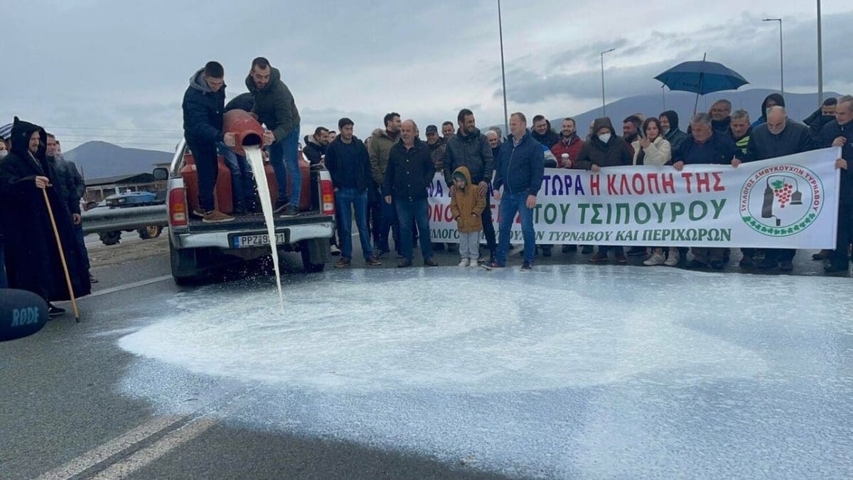 Παραγωγοί απέκλεισαν την Εθνική Οδό Λάρισας - Κοζάνης: Έχυσαν γάλα, πέταξαν άχυρα