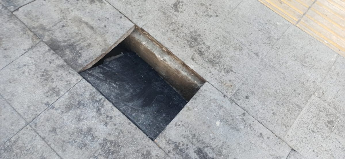 Eordaialive.com: Πτολεμαΐδα: Επικίνδυνη τρύπα επί τις οδού Κωνσταντινουπόλεως - Απαιτείται άμεση αποκατάσταση (φωτο)