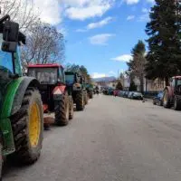 Κλιμάκωση των κινητοποιήσεων - Οι αγρότες με τα τρακτέρ στο κτίριο της περιφέρειας Δυτικής Μακεδονίας