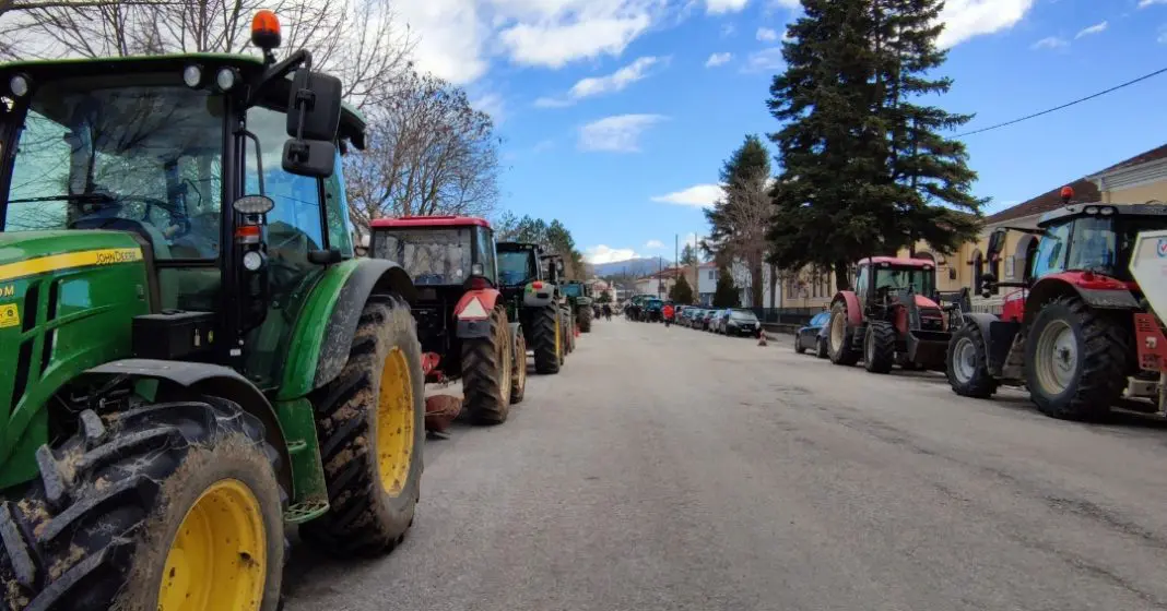 Κλιμάκωση των κινητοποιήσεων - Οι αγρότες με τα τρακτέρ στο κτίριο της περιφέρειας Δυτικής Μακεδονίας