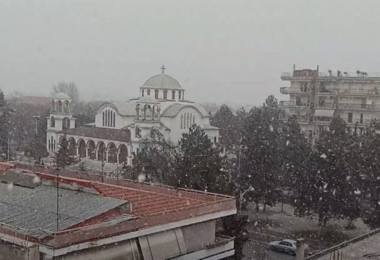 Eordaialive.com: Πυκνή Χιονόπτωση στην Πτολεμαΐδα (βίντεο - ώρα 14:25)