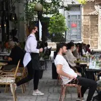 Κορονοϊός: Γιατί δεν χαλάρωσε κανένα μέτρο πλην της απελευθέρωσης των καθήμενων στα εστιατόρια