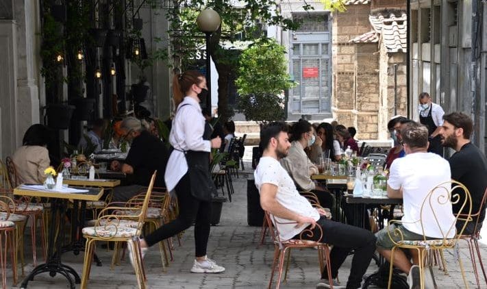 Κορονοϊός: Γιατί δεν χαλάρωσε κανένα μέτρο πλην της απελευθέρωσης των καθήμενων στα εστιατόρια