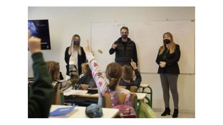 Μητσοτάκης: Σύντομα θα απαλλαγούν και τα παιδιά από τις μάσκες εντός της τάξης