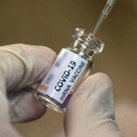 Οι Pfizer/BioNTech υπέβαλαν αίτηση στον FDA για χορήγηση δ’ δόσης εμβολίου στους άνω των 65 ετών - Eordaialive.com