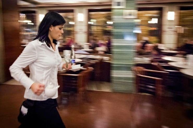 Ο πόλεμος ψαλιδίζει την αύξηση του κατώτατου μισθού - Eordaialive.com