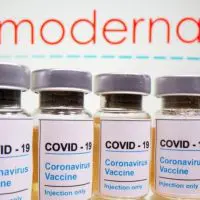 Μετά την Pfizer αίτημα και της Moderna στον FDA για τέταρτη δόση του εμβολίου για όλους τους ενήλικες