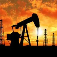 Πέφτει η τιμή του πετρελαίου, το παιχνίδι με Ιράν και Βενεζουέλα