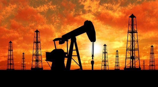 Πέφτει η τιμή του πετρελαίου, το παιχνίδι με Ιράν και Βενεζουέλα