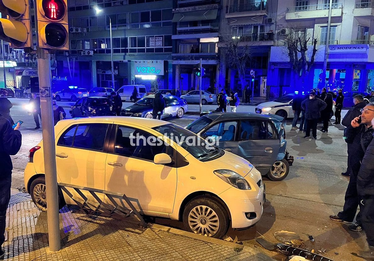 Τρελή πορεία αστικού λεωφορείου στη Θεσσαλονίκη – Παρέσυρε αυτοκίνητα και τραυμάτισε οδηγούς (φωτο & video)