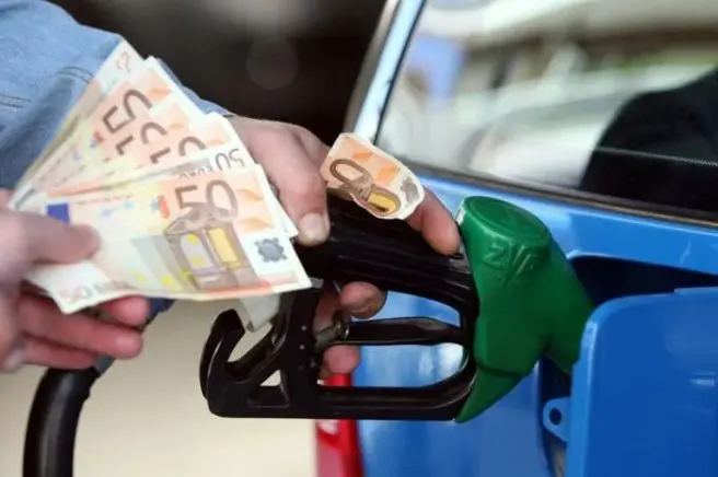 Βενζίνη: Πάνω από 2 ευρώ η αμόλυβδη - Να μειωθεί ή να καταργηθεί ο ΕΦΚ ή να μειωθεί ο ΦΠΑ ( τιμές ανά Νομό)