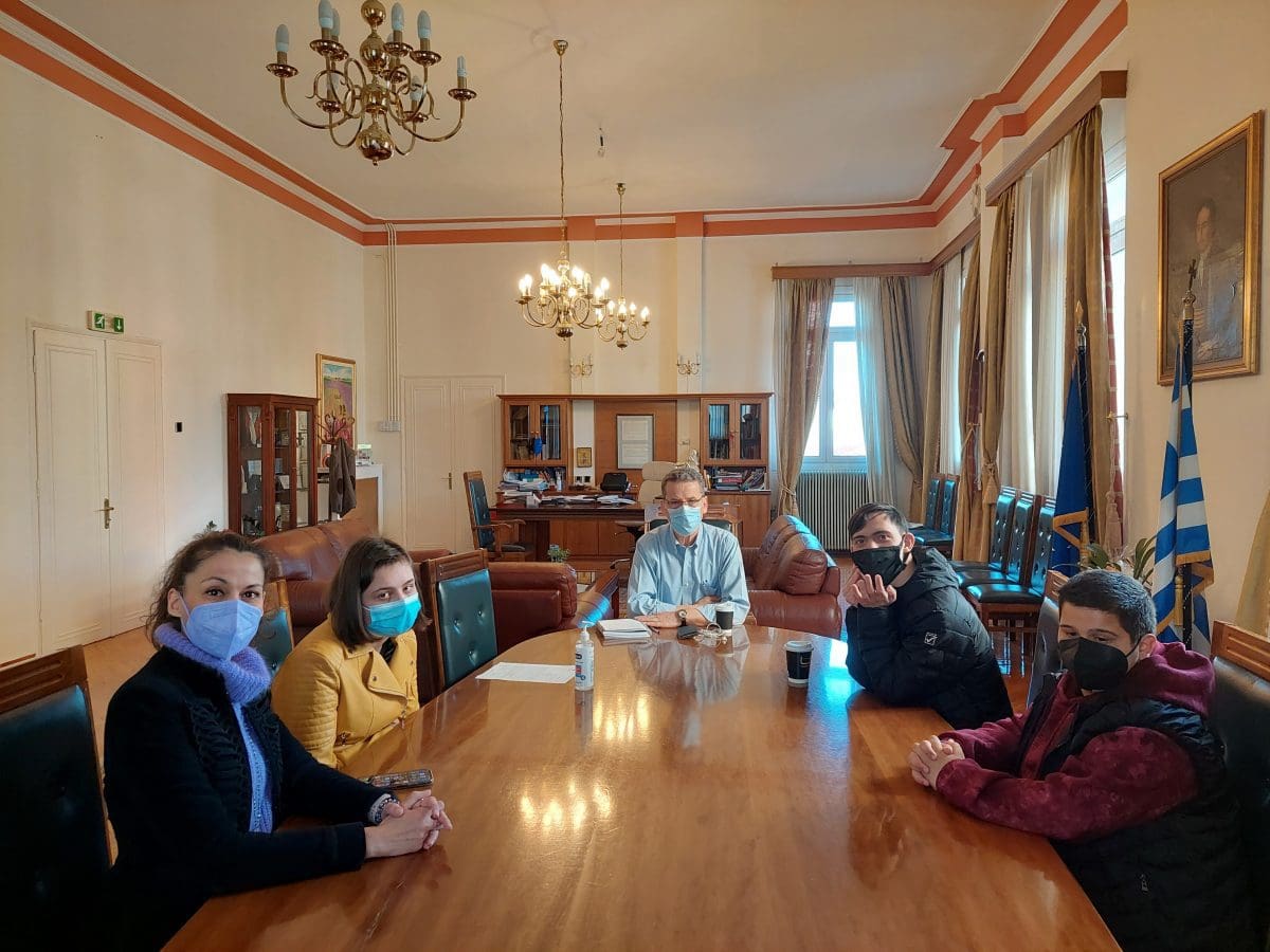 Μια ευχάριστη πρωινή συνάντηση στο Δημαρχείο: Οι μαθητές του ΕΝΕΕΓΥΛ παίρνουν συνέντευξη από το δήμαρχο Κοζάνης Λάζαρο Μαλούτα