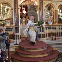 Εντυπωσιακή η πρώτη Ανάσταση στη Χίο με τον «ιπτάμενο ιερέα»
