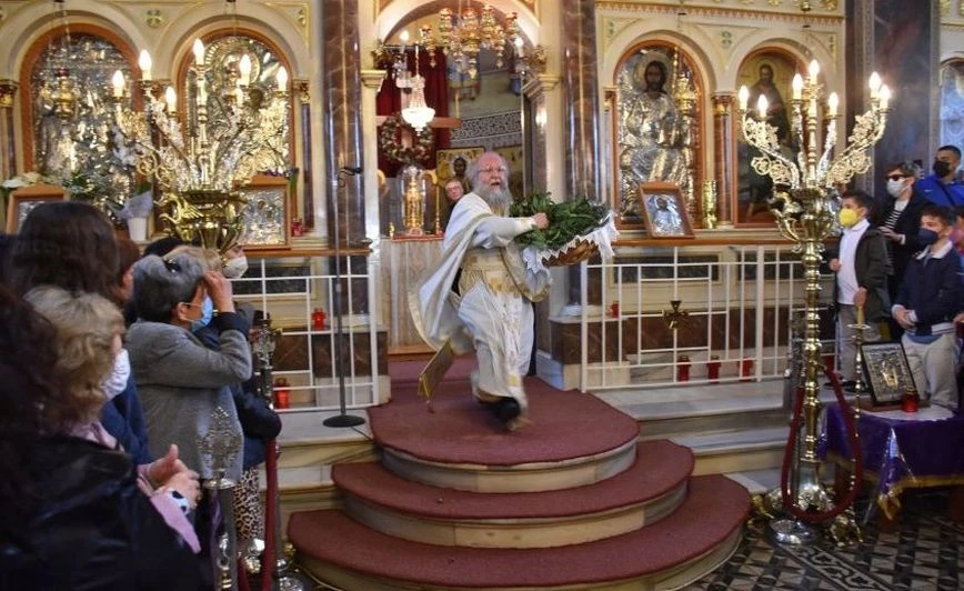Εντυπωσιακή η πρώτη Ανάσταση στη Χίο με τον «ιπτάμενο ιερέα»