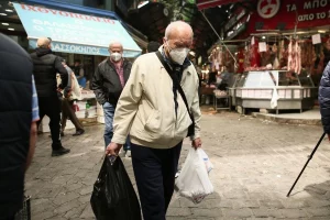 Ανεμβολίαστοι με πιστοποιητικό σε Επιτάφιο και Ανάσταση