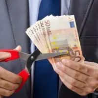 Η ΑΑΔΕ «κουρεύει» χρέη 20 δισ. ευρώ από μεγαλοοφειλέτες