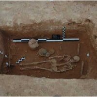 Eordaialive.com - Τα Νέα της Πτολεμαΐδας, Εορδαίας, Κοζάνης Μαυροπηγή: Στο φως μια μοναδική νεκρική κλίνη in situ του 4ου π.Χ. αιώνα