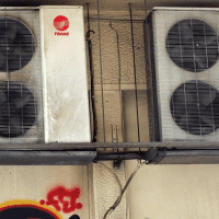 Επιδότηση ηλεκτρικών συσκευών: Ποιοι θα πάρουν κλιματιστικό και ψυγείο στη μισή τιμή