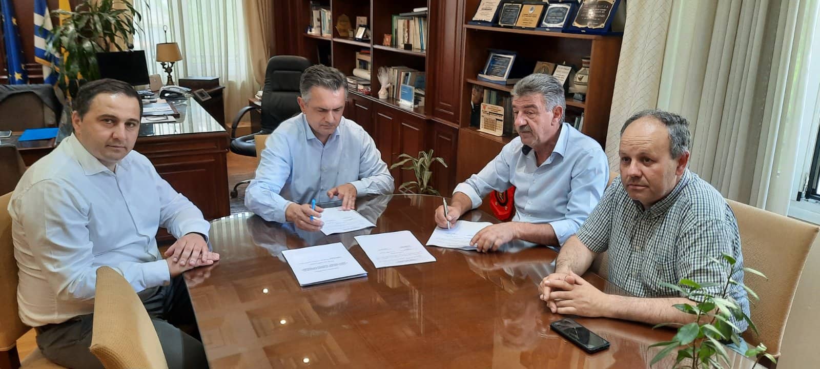 Υπογράφηκε η Προγραμματική Σύμβαση προϋπολογισμού 10.000.000,00€ (με ΦΠΑ) για το έργο «Βελτίωση πρόσβασης σταβλικών και βιομηχανικών εγκαταστάσεων Δήμου Γρεβενών – Α’ Φάση»  από τον Περιφερειάρχη Δυτικής Μακεδονίας Γιώργο Κασαπίδη