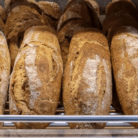 Μειώνεται ο ΦΠΑ στο ψωμί; Στο 1,20 € η τιμή της φραντζόλας