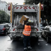 Θεσσαλονίκη: Πλάκωσε στις μπουνιές υπάλληλο καθαριότητας επειδή τον ξύπνησε με το… απορριμματοφόρο
