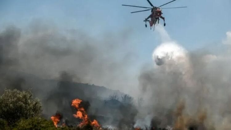 Φωτιά στη Χαλκιδική – Καίει σε κοντινή απόσταση από τα σπίτια