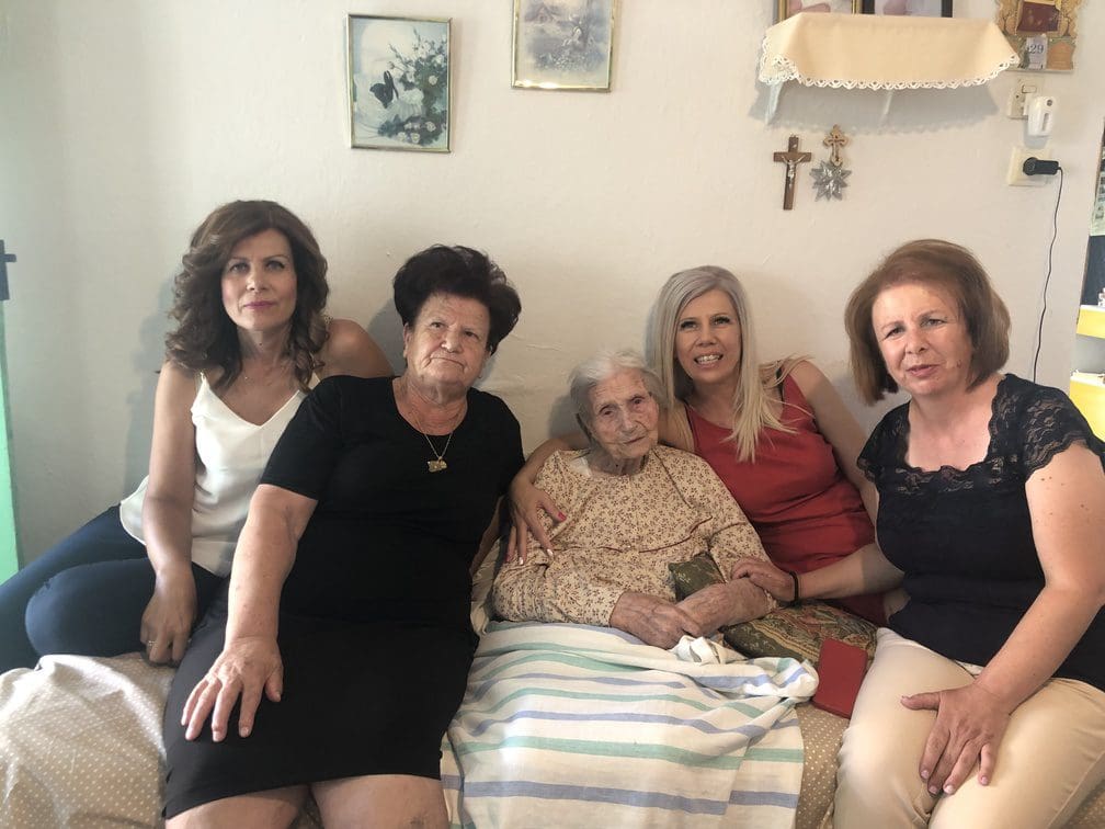 Eordaialive.com - Τα Νέα της Πτολεμαΐδας, Εορδαίας, Κοζάνης Η κ .Μαρία Αποσέρκογλου - Γιοβανάκου 102 ετών μοναδική εν ζωή πρόσφυγας πρώτης γενιάς, μας υποδέχθηκε στο σπίτι της στην Πτολεμαΐδα ( Τούρκικο, χτισμένο με πλιθιά) και μας εξιστορεί ήθη και έθιμα του τόπου της! (βίντεο)